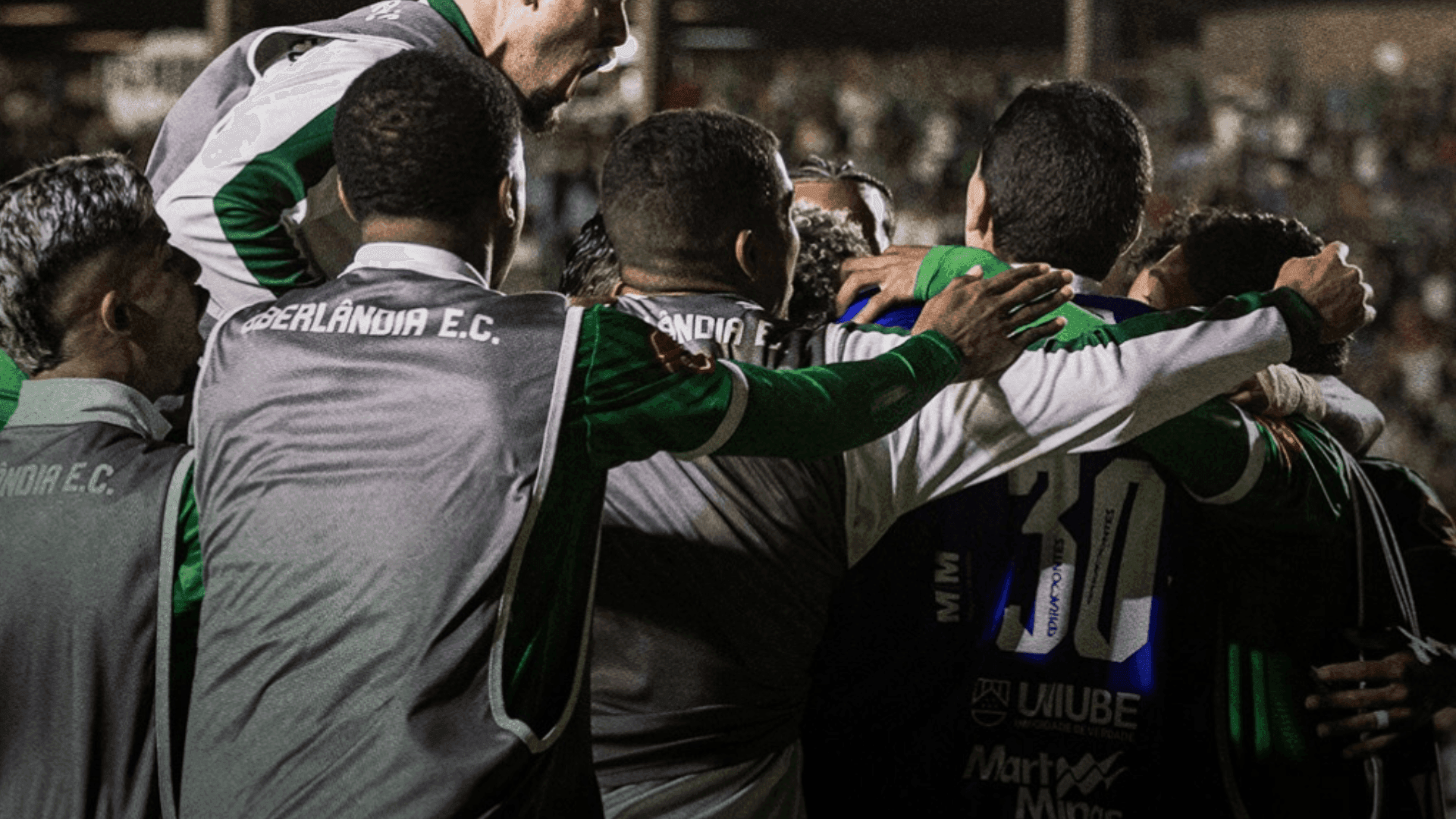 Jogadores do Uberlândia comemorando a vitória sobre a Portuguesa