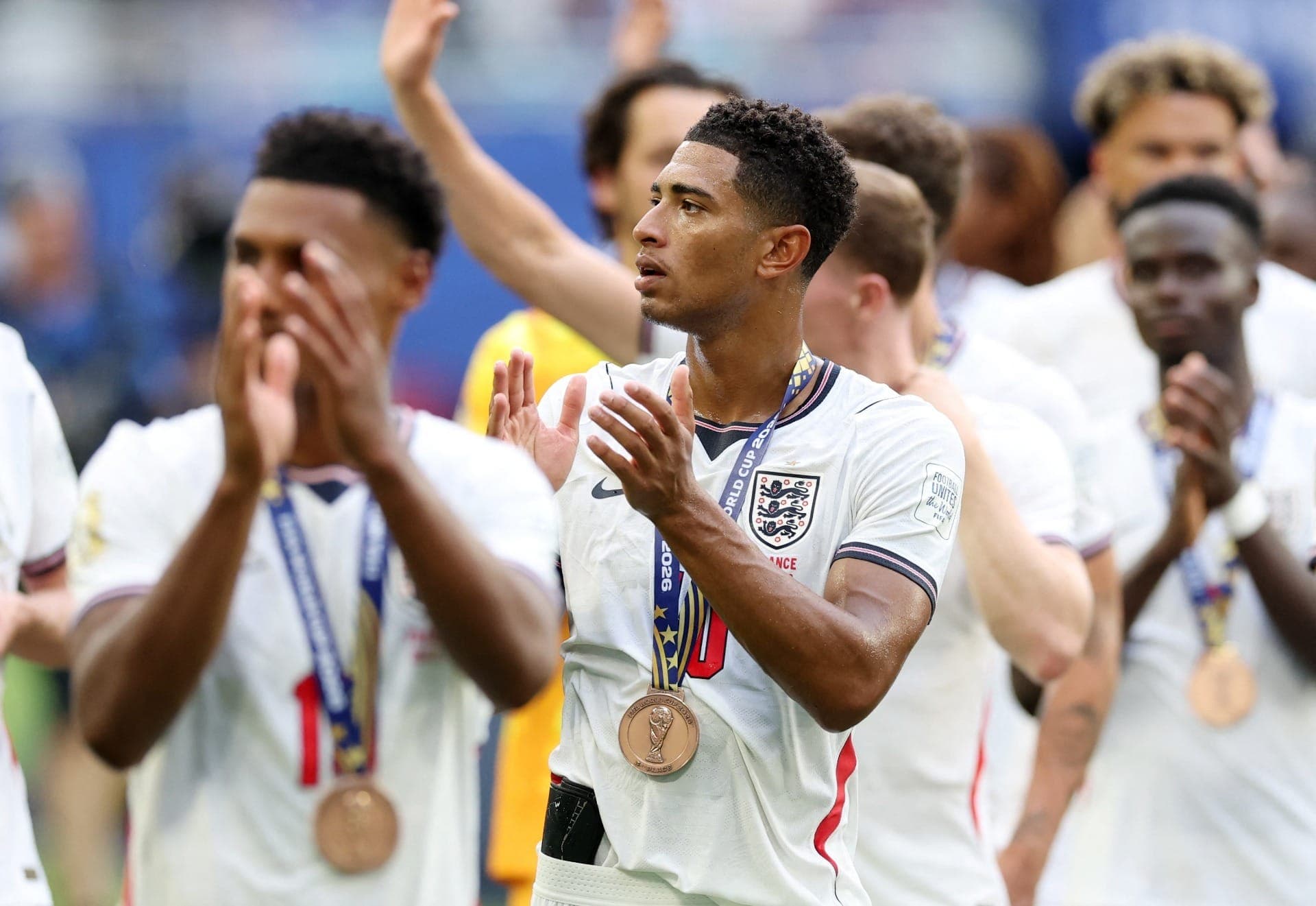 Jogadores ingleses recebem medalha de terceiro lugar na Copa 2026