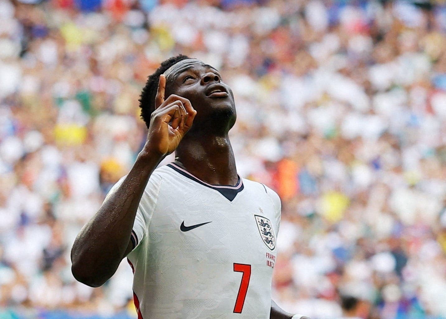 Saka comemorando o quarto gol da Inglaterra