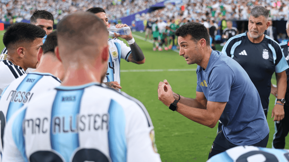 Scaloni durante conversa com jogadores na Copa do Mundo