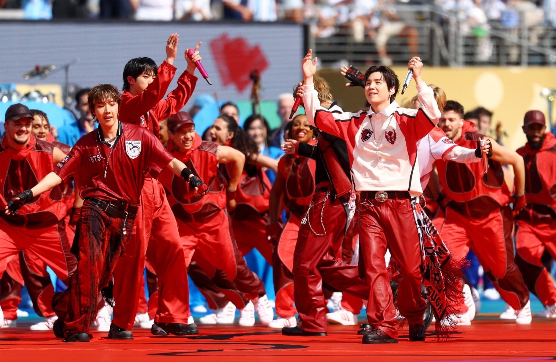 BTS durante apresentação no intervalo da final da Copa do Mundo