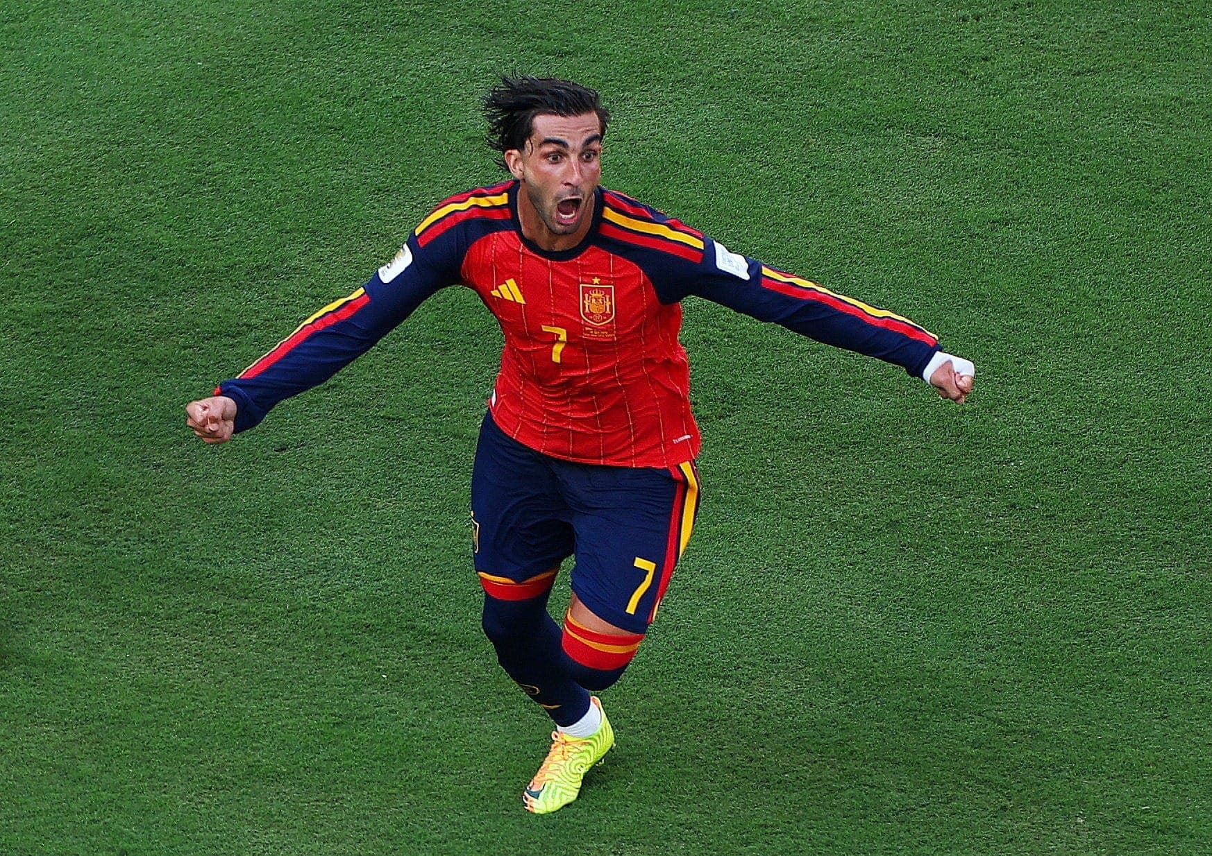 Ferran Torres comemora gol do título da Espanha na Copa