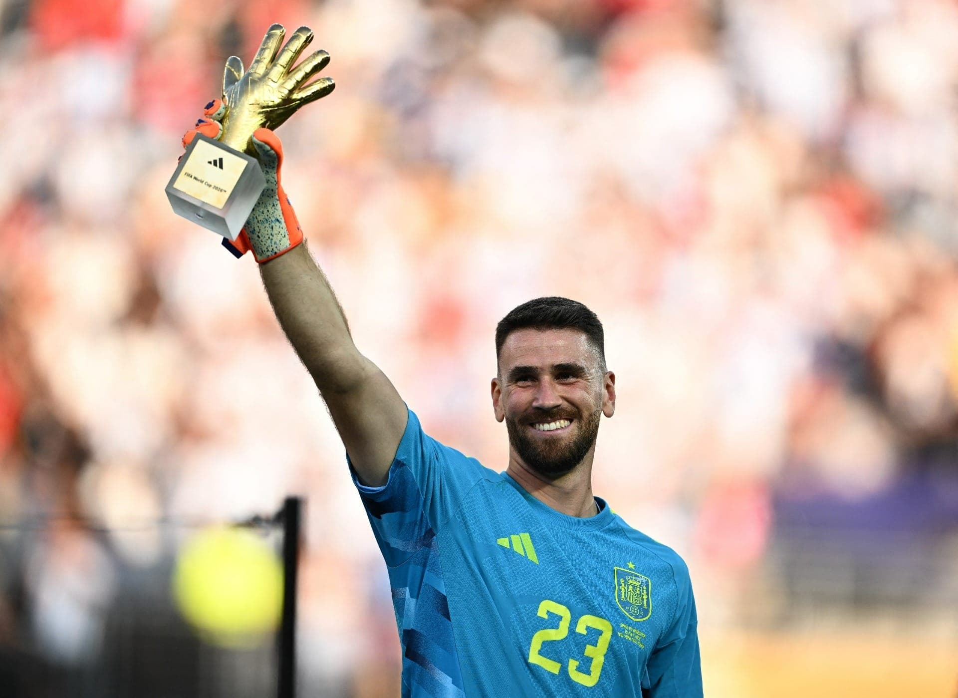 Goleiro da Espanha recebe a Luva de Ouro