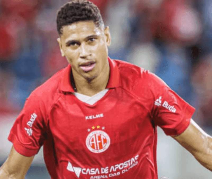 Luiz Thiago comemora gol decisivo