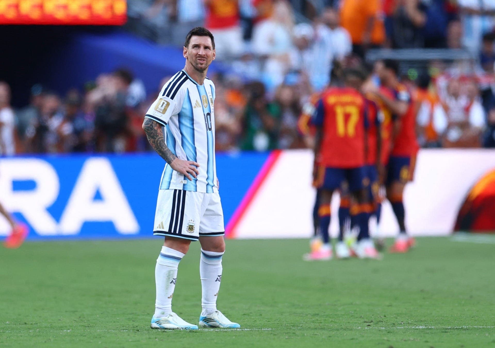 Messi lamenta gol da Espanha contra a Argentina