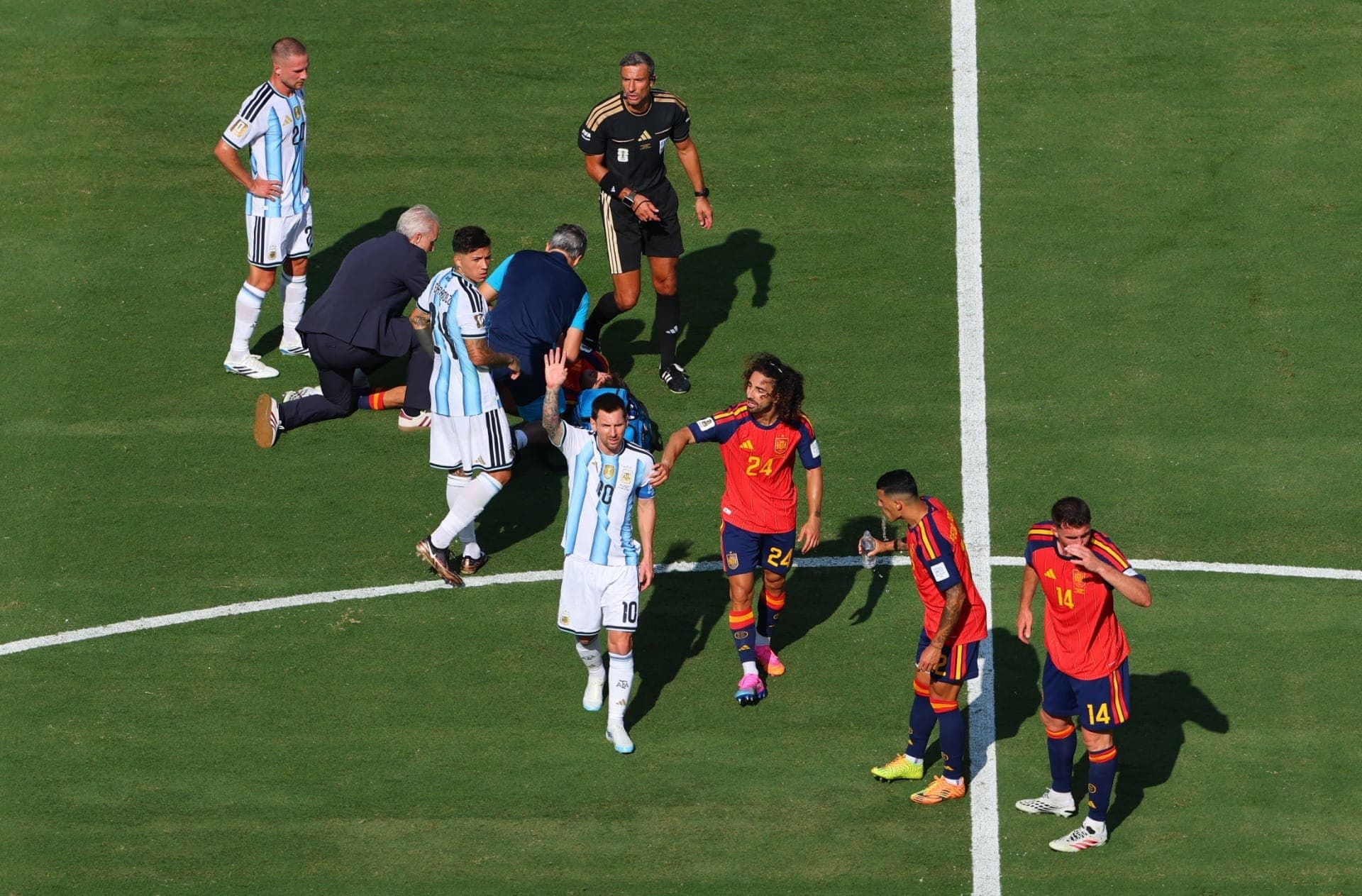 Messi pede revisão do VAR e alega que Cucurellla pôs a mão na boca para falar