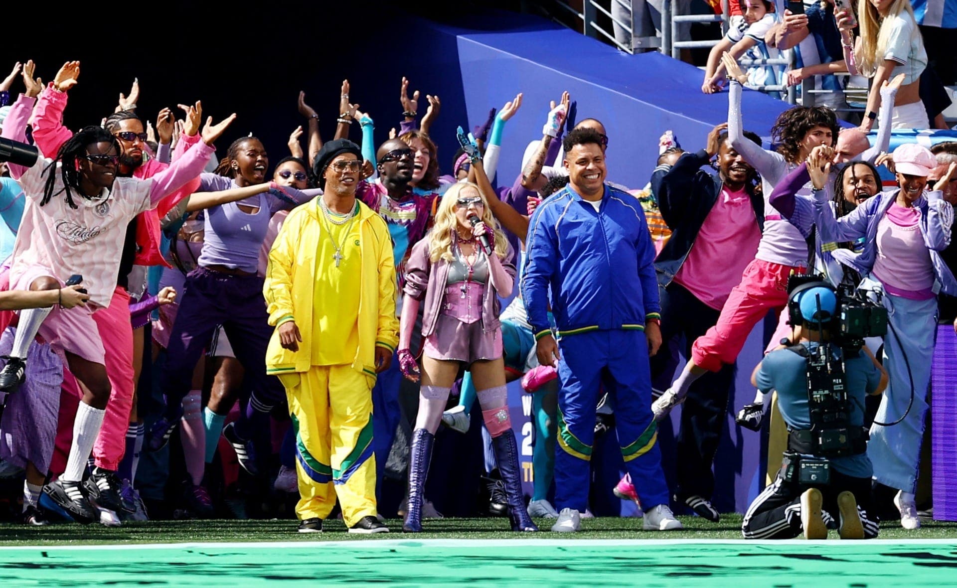 Ronaldinho Gaúcho, Ronaldo Fenômeno e Madona durante apresentação no intervalo da final da Copa do Mundo