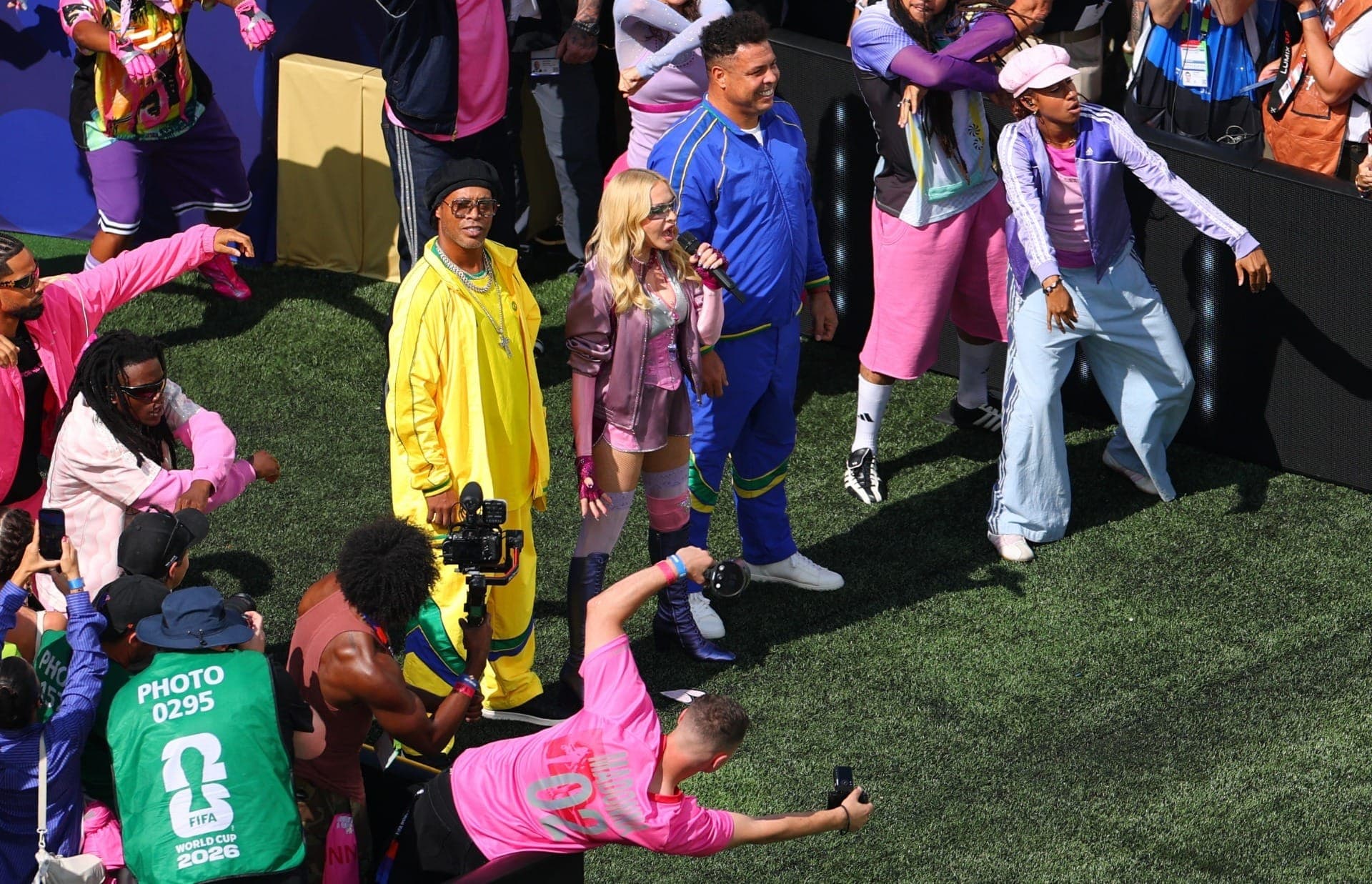Ronaldinho Gaúcho, Ronaldo Fenômeno e Madona durante apresentação no intervalo da final da Copa do Mundo
