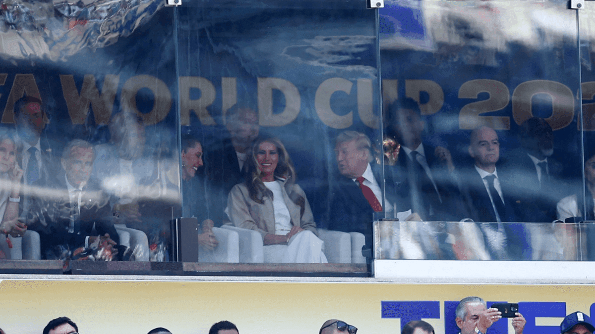 Ronaldo Fenômeno leva taça da Copa do Mundo para Donald Trump