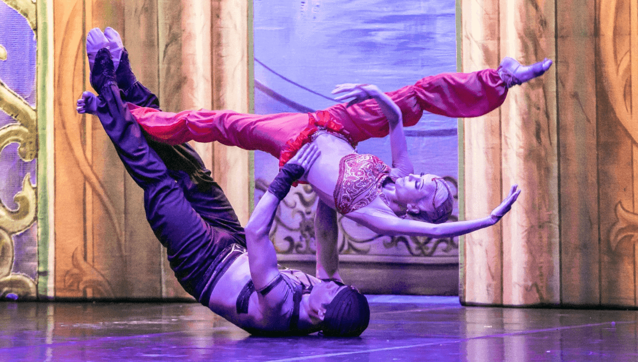 A incorporação de elementos acrobáticos às performances artísticas arrancam aplausos e prendem a atenção do público