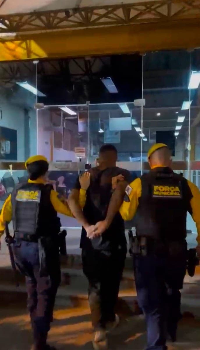Foragido com mais de sete anotações criminais sendo preso