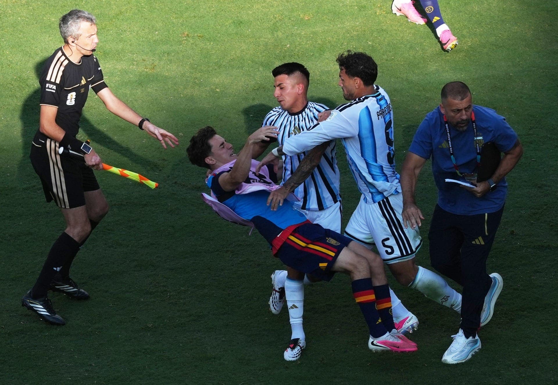 Paredes agride Gavi na final da Copa do Mundo