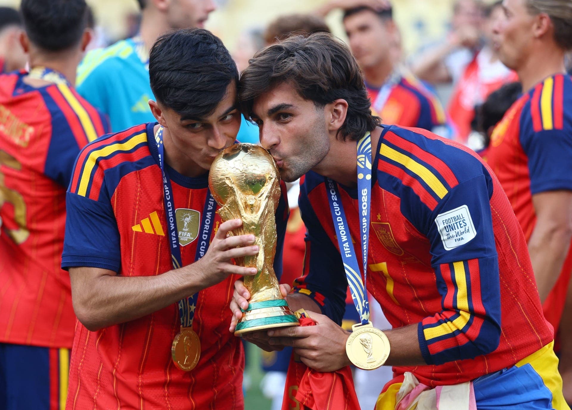 Pedri e Ferran Torres comemoram o título da Espanha na Copa
