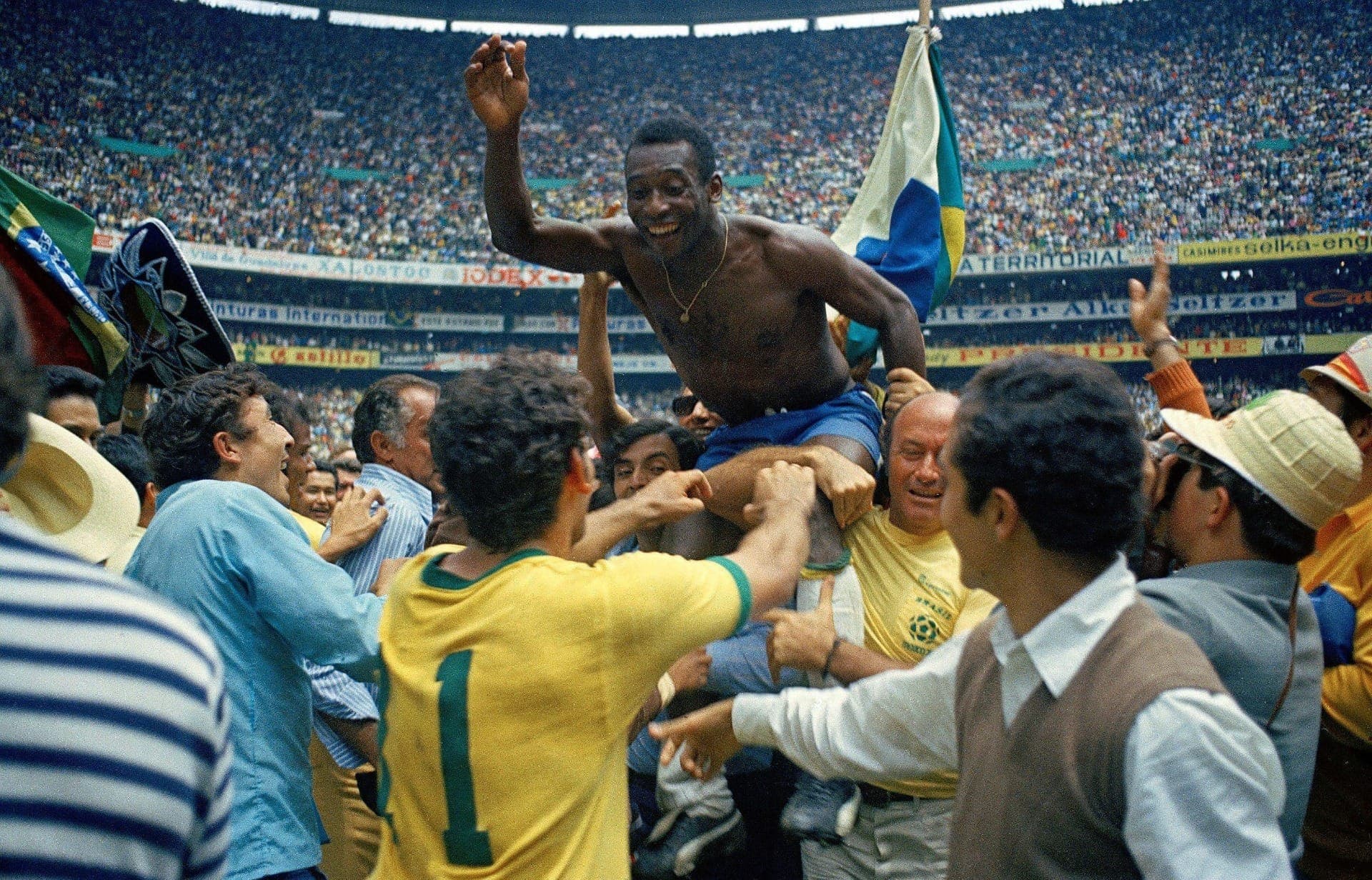 Foto e Bola: histórias de 10 fotografias de Pelé, de Sandro Moser, será lançado no no MUPA