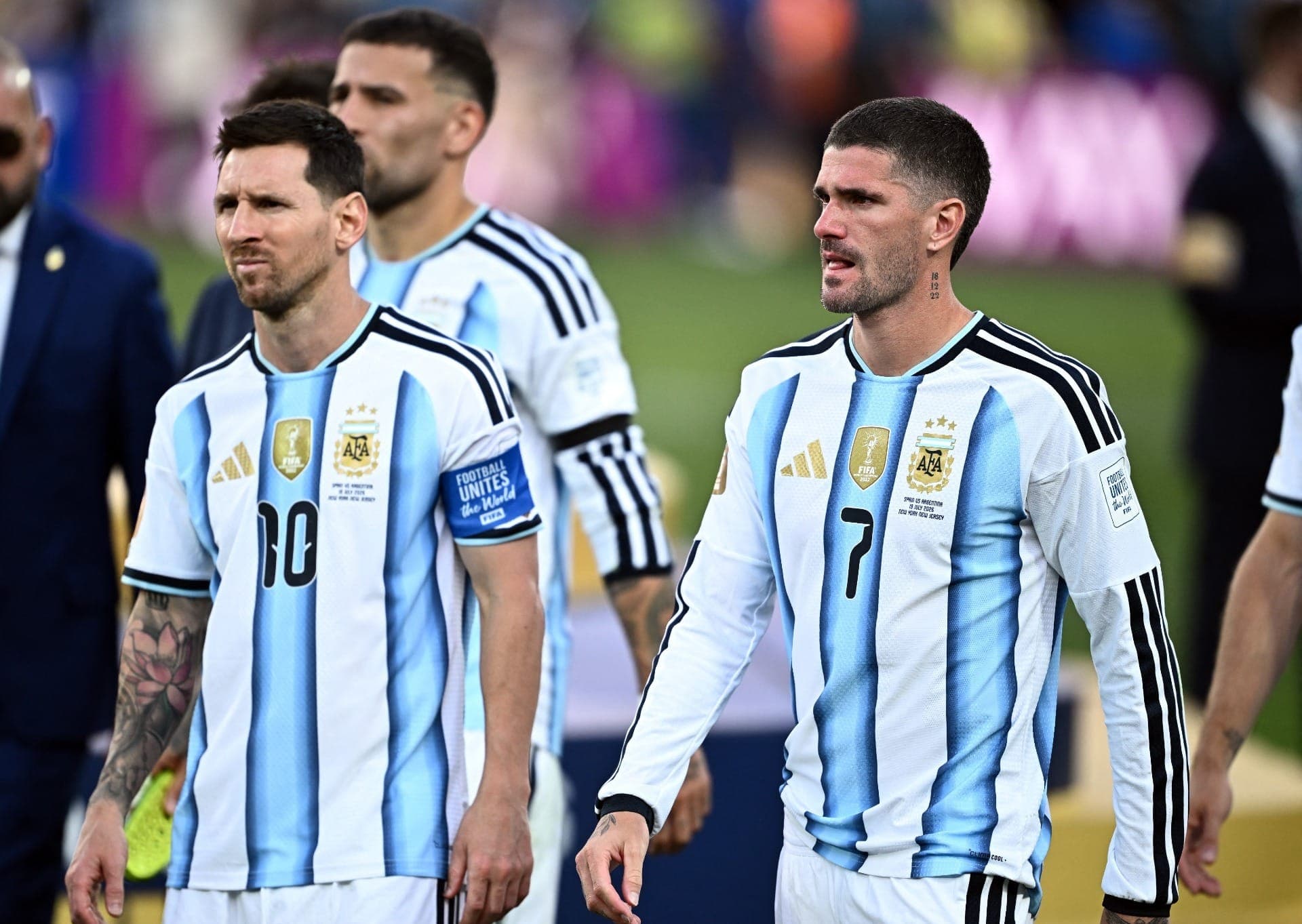 De Paul ao lado de Messi após derrota da Argentina na final da Copa do Mundo