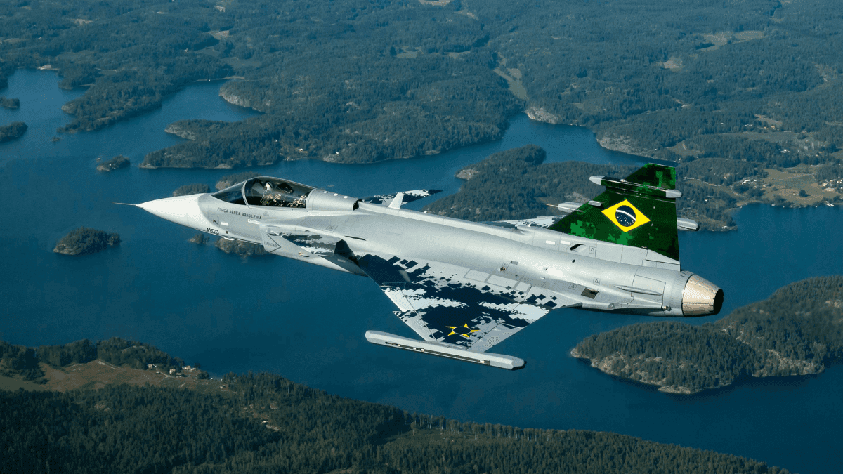 Embraer anuncia acordo para ampliar produção do caça Gripen no Brasil