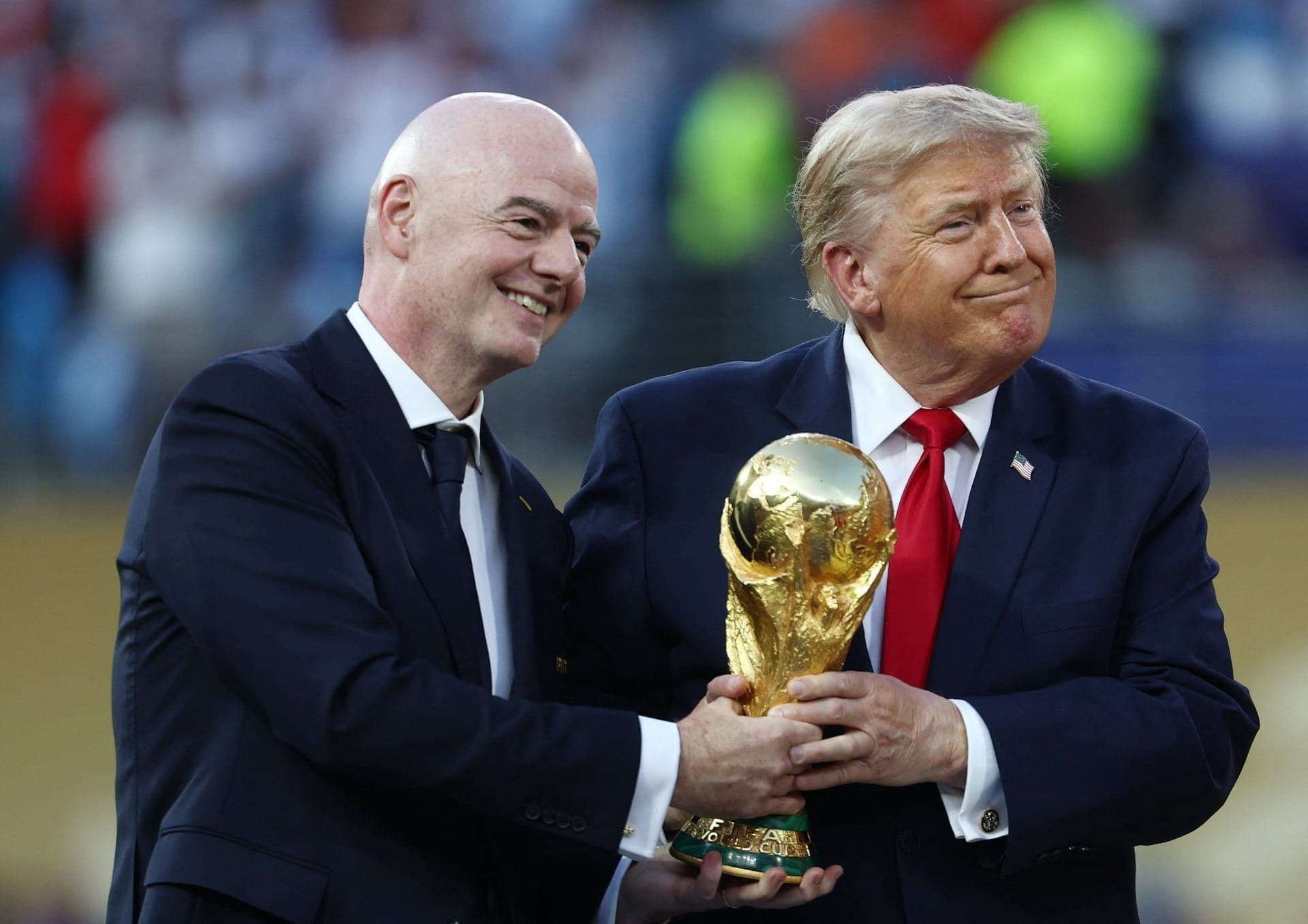 Gianni Infantino, presidente da Fifa, ao lado de Donald Trump, presidente dos EUA