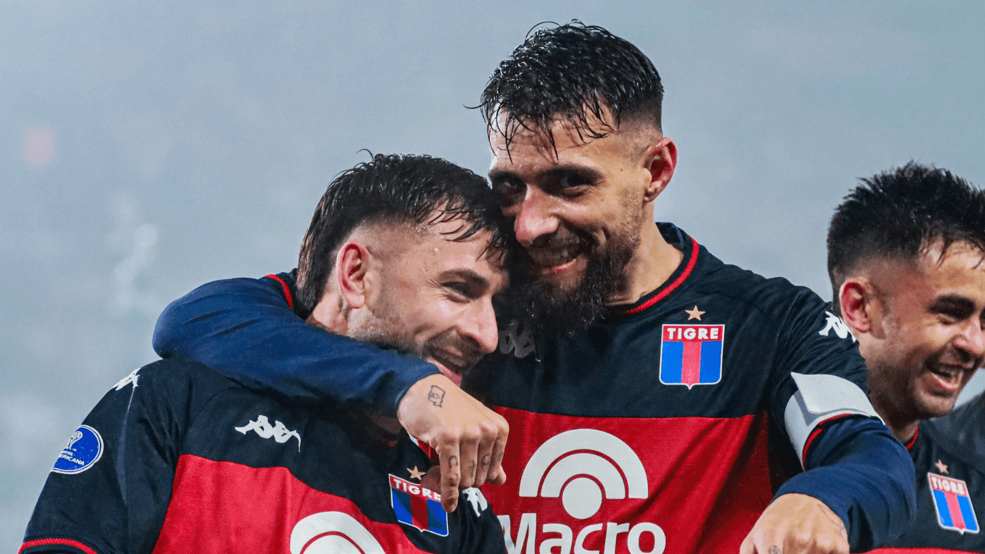 Jogadores do Tigre durante a partida na Sul-Americana