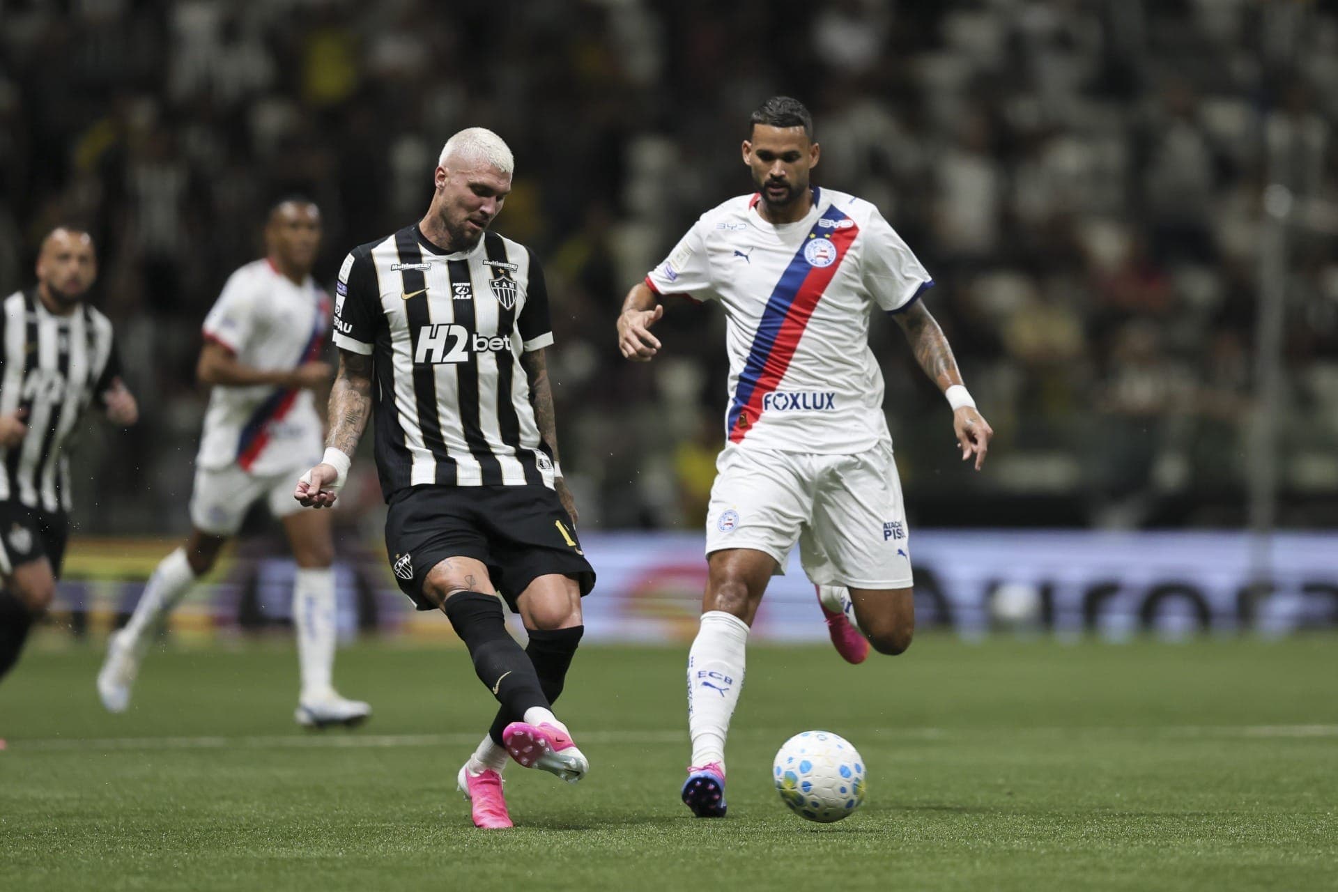 Lyanco, do Atlético-MG, disputa bola contra Willian José, do Bahia, em jogo do Brasileirão