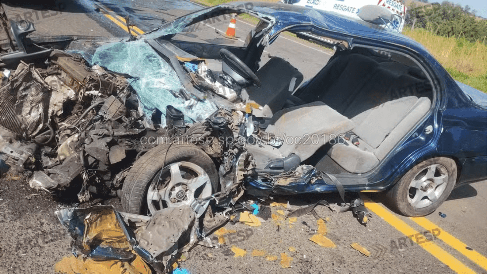 O motorista do carro foi socorrido em estado grave