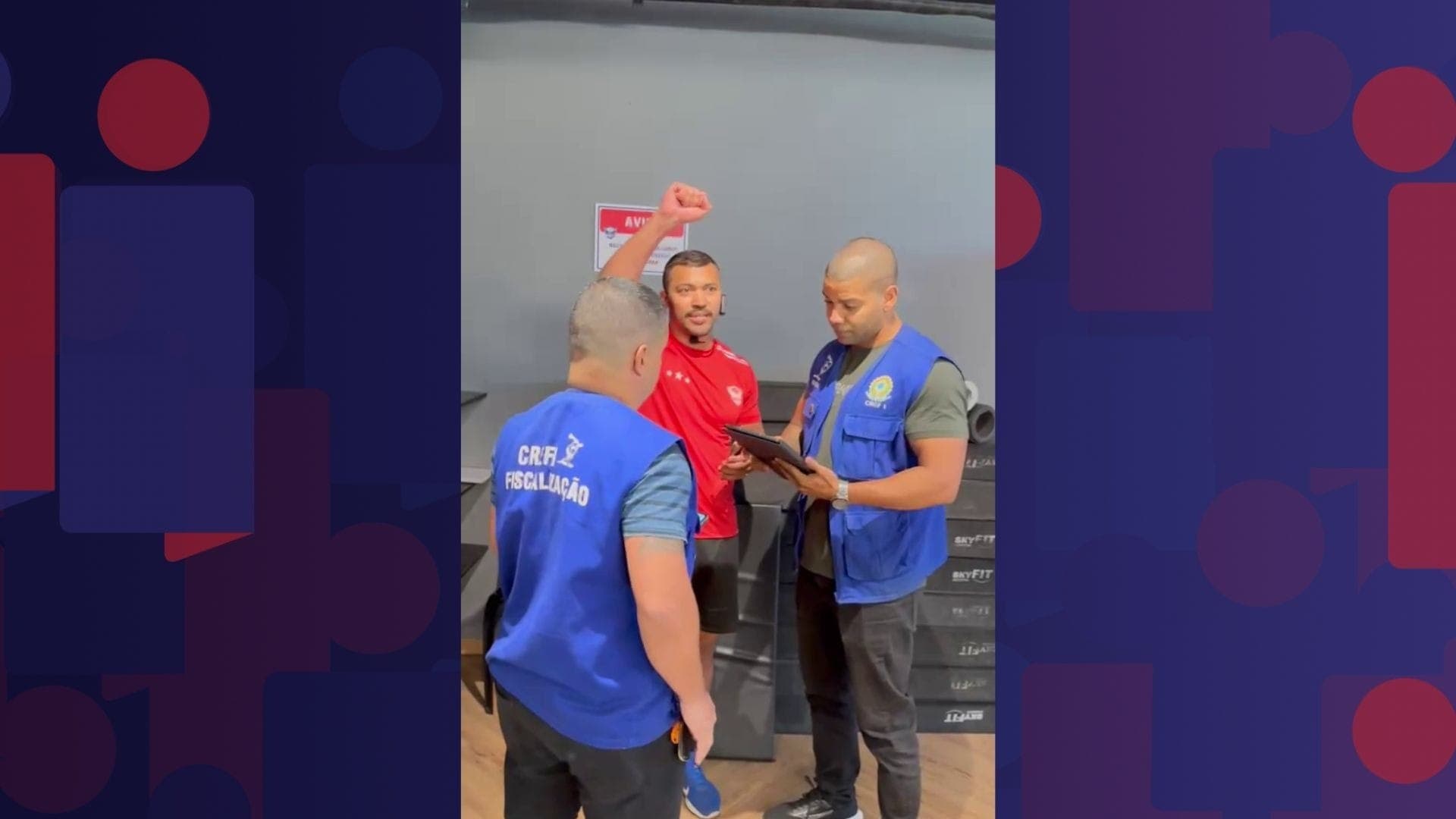 Professor falso é levado por agentes da Decon enquanto dava aula