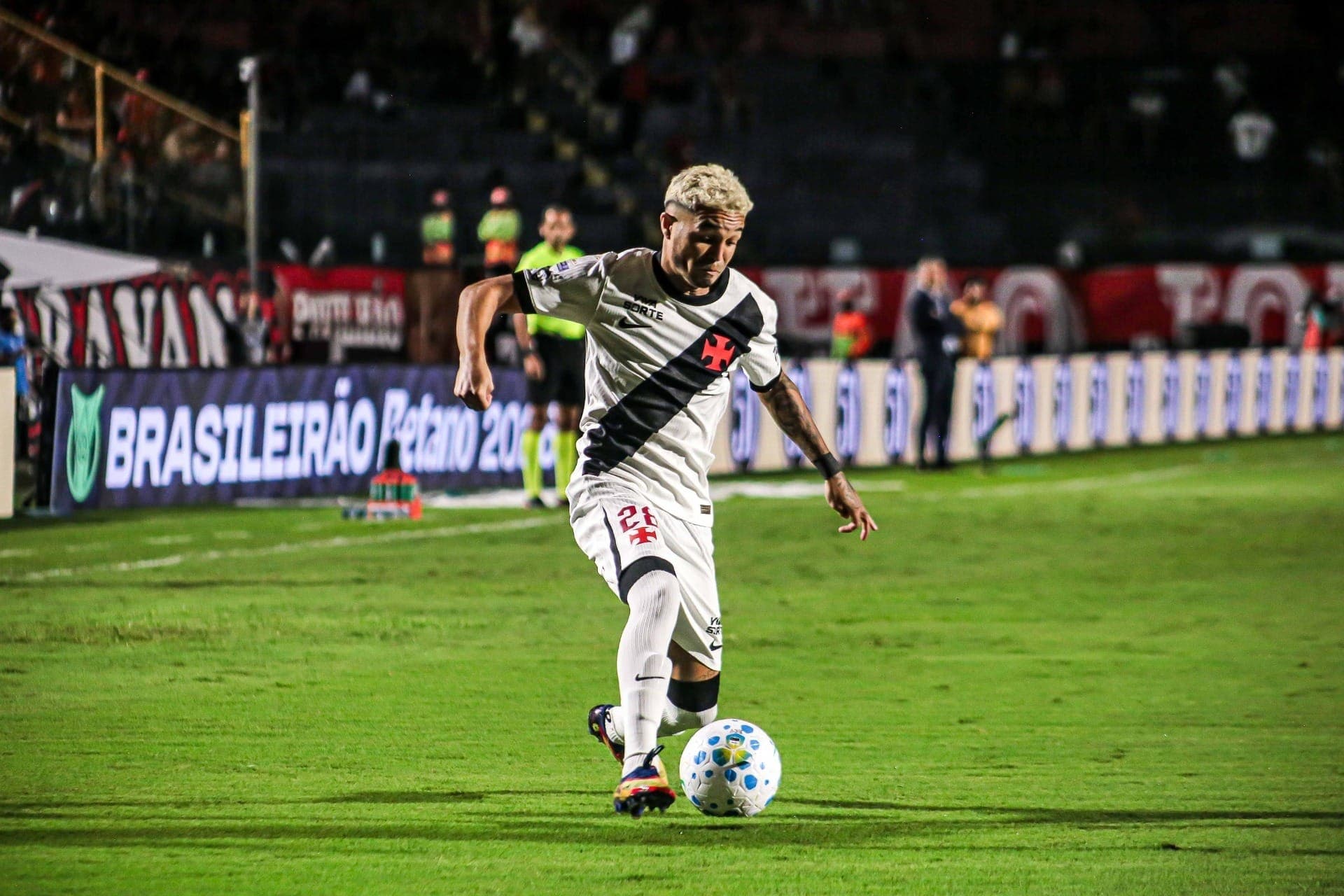 Adson, do Vasco, na partida contra o Vitória pelo Brasileirão