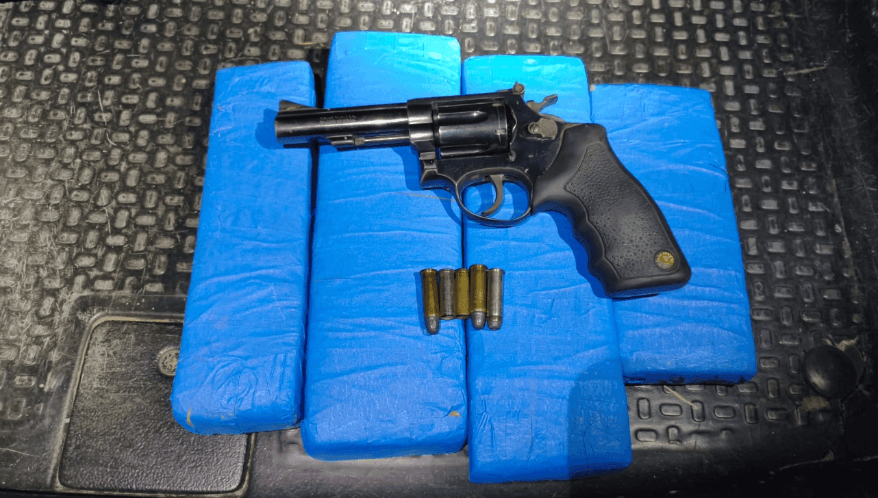 Além de revólver calibre .38, quatro tijolos de maconha foram apreendidos
