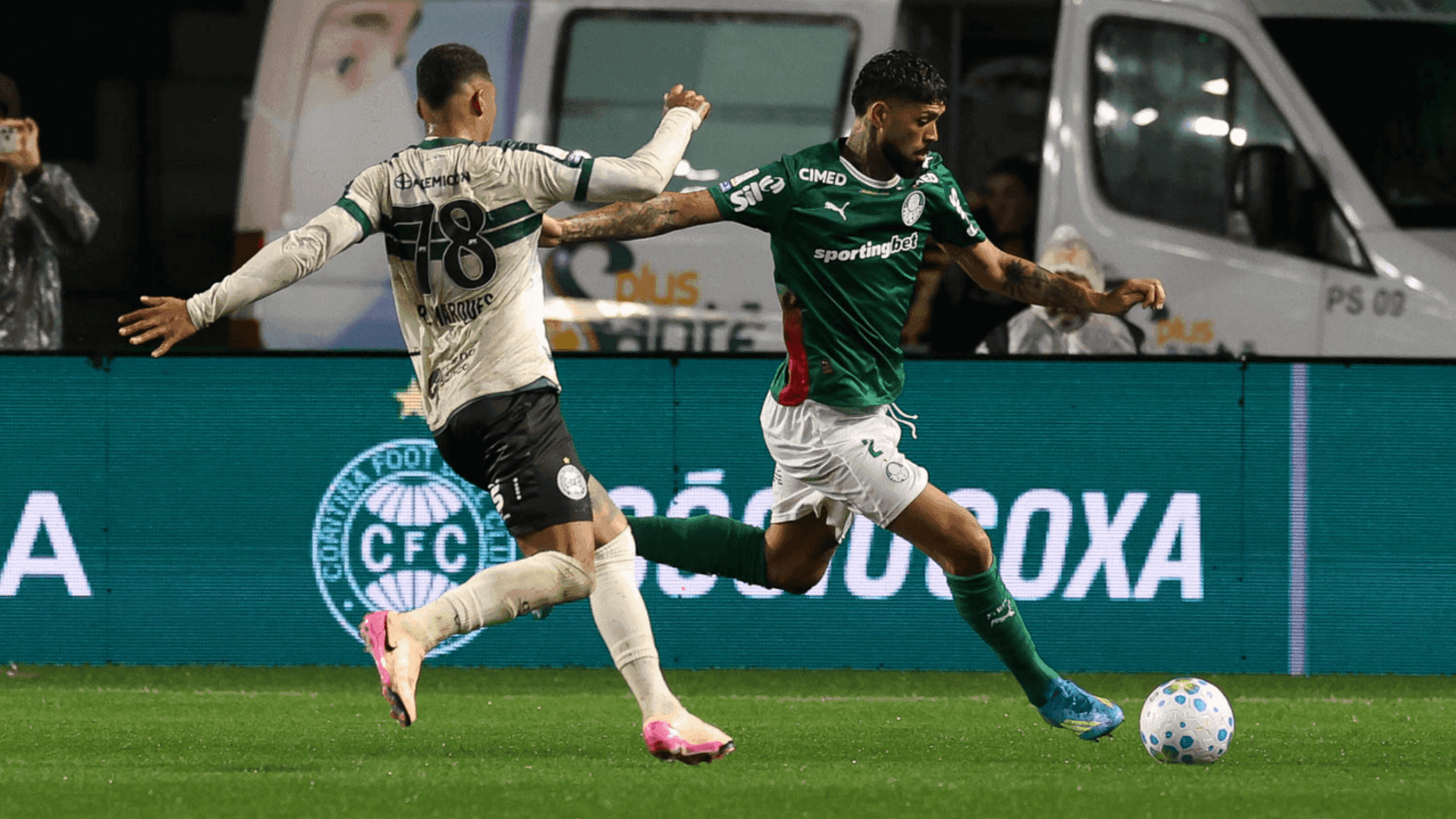 Barboza em ação durante a vitória do Palmeiras sobre o Coritiba