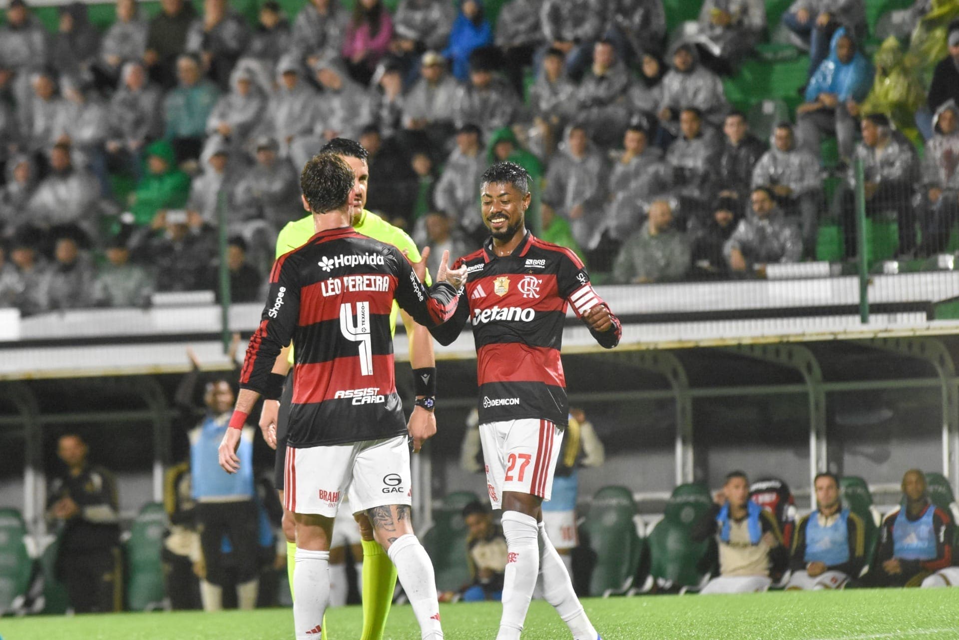 Bruno Henrique e Léo Pereira comemoram gol do Flamengo sobre a Chapecoense