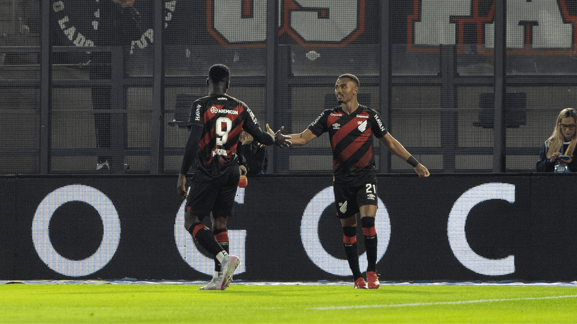 Leozinho marcou os dois gols da virada do Athletico