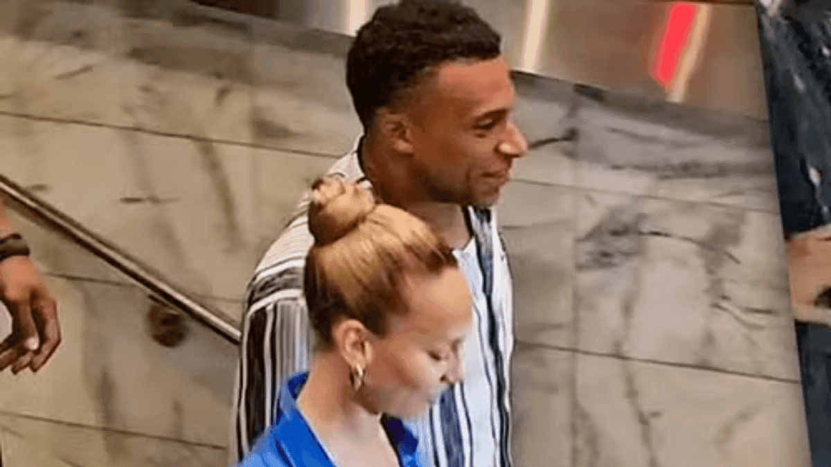 Mbappé e Ester Expósito são vistos aos beijos em festa em Miami