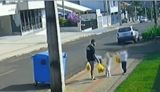 Pai chuta filha de três anos em rua no interior do Paraná