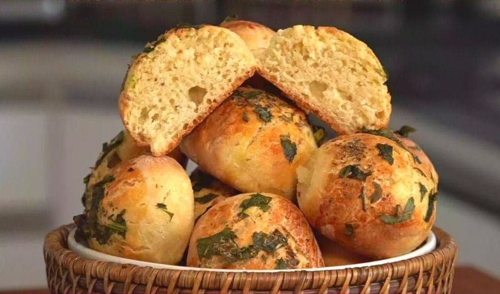 Pão fofinho de cebola tem massa feita no liquidificador