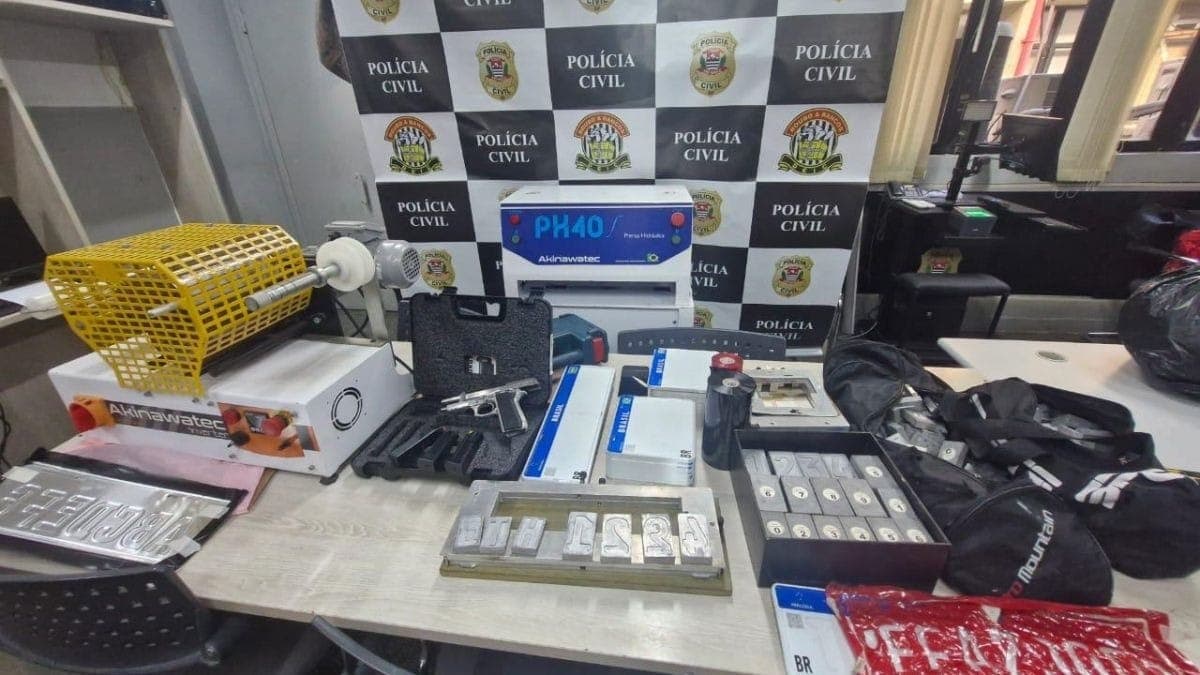 Polícia de SP descobre fábrica clandestina de placas de carro