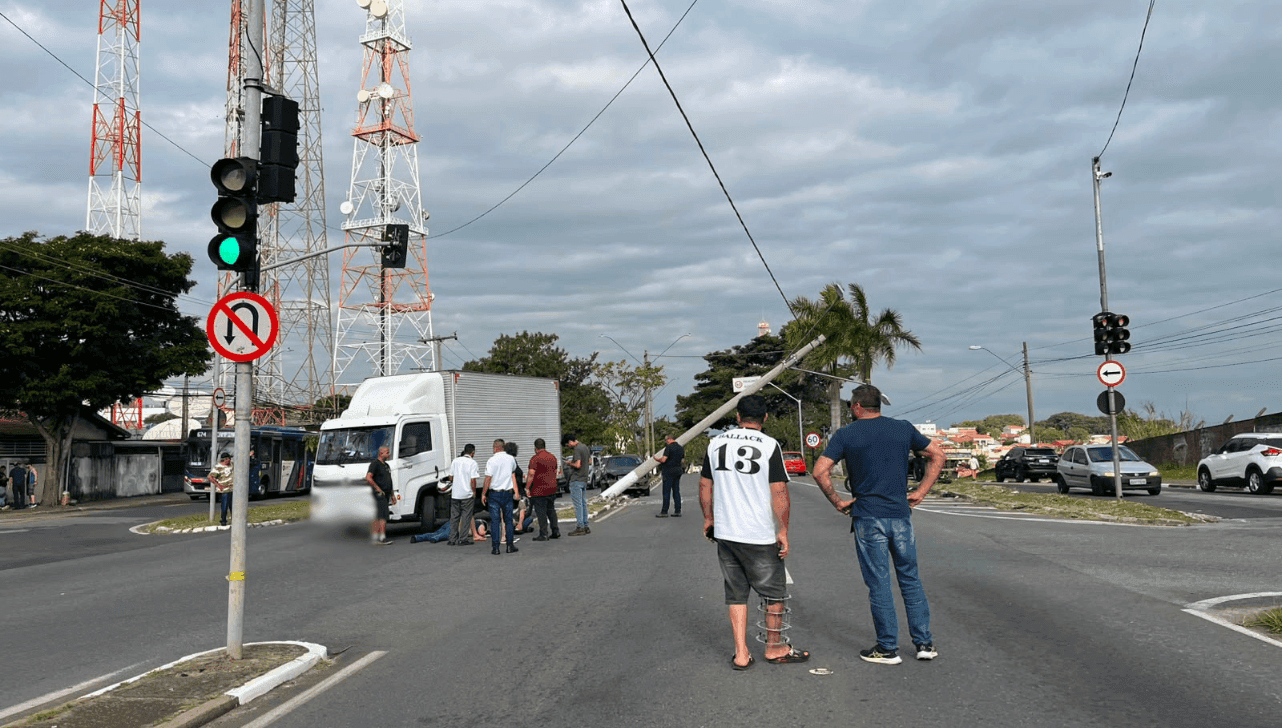Acidente entre carro e moto causa bloqueio na Rodovia Francisco Von Zuben