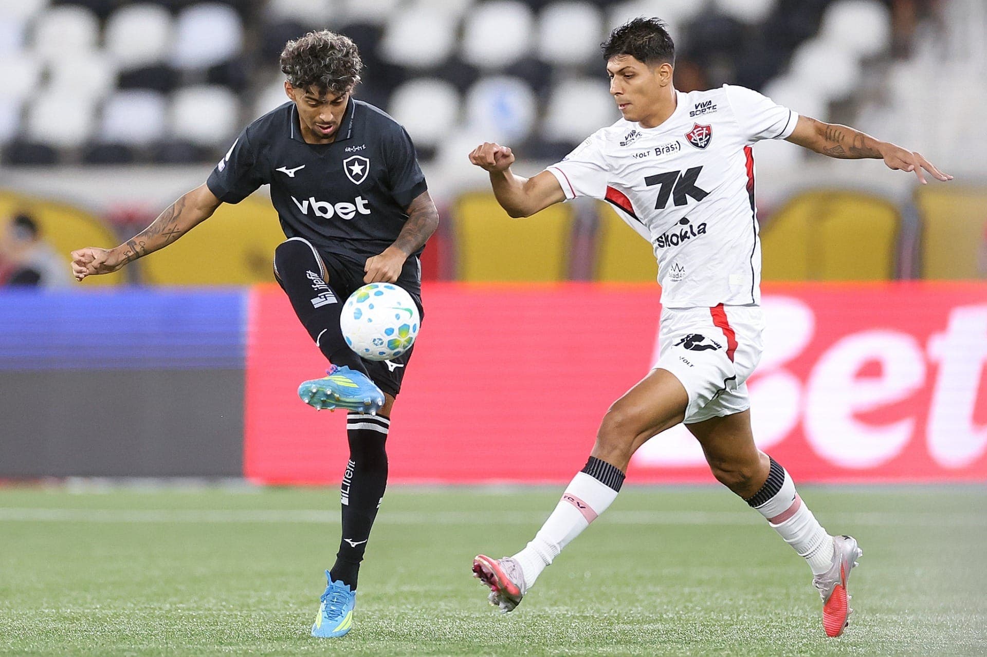 Botafogo e Vitória jogam pelo Campeonato Brasileiro