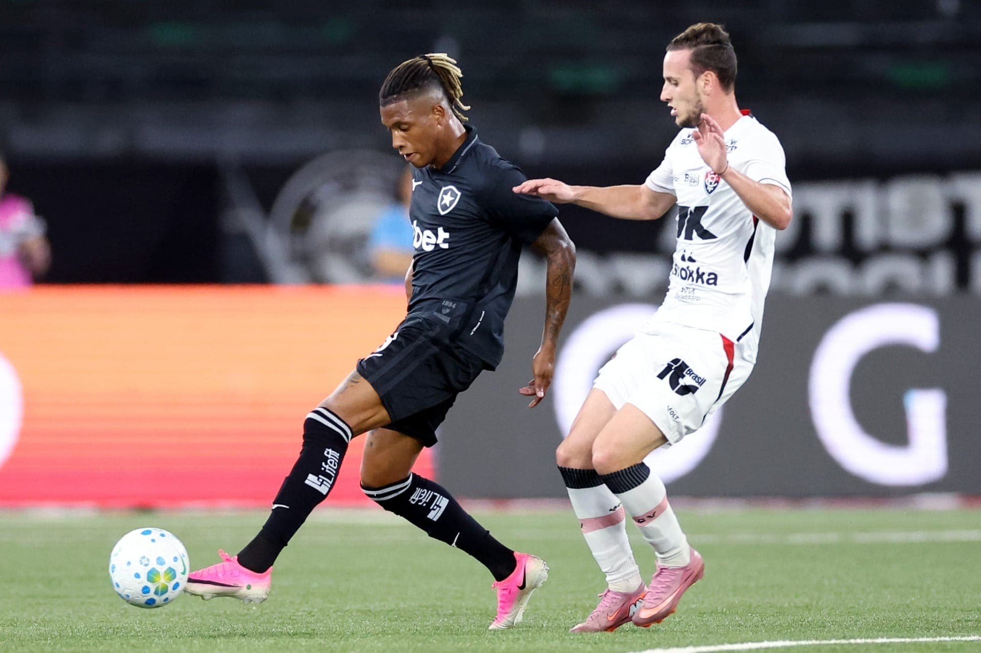 Danilo, do Botafogo, em jogo contra o Vitória pelo Brasileirão