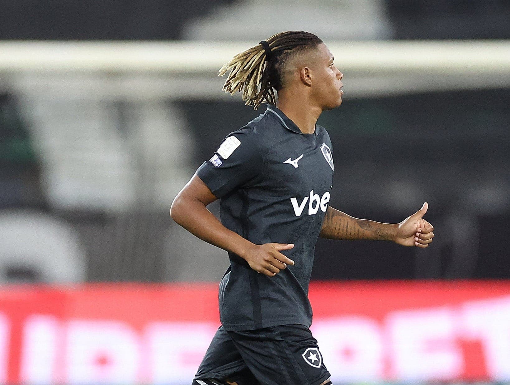 Danilo, volante do Botafogo, em jogo contra o Vitória pelo Brasileirão