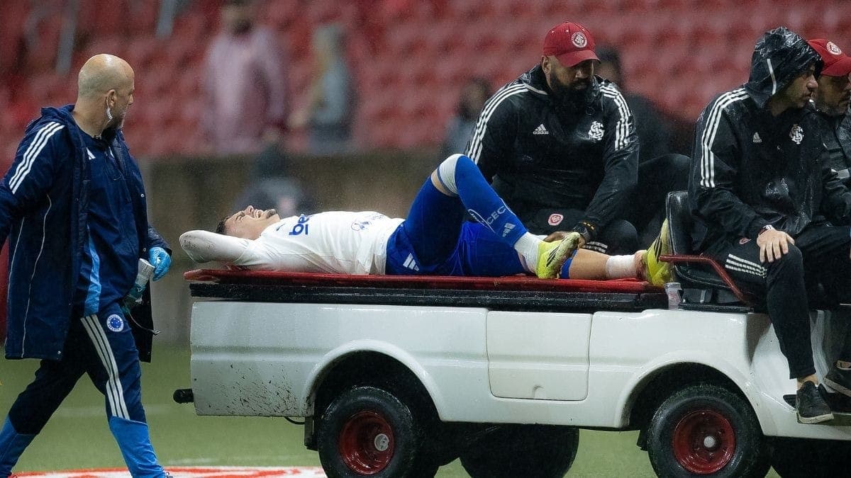 Gabriel Pec fraturou a perna esquerda contra o Internacional