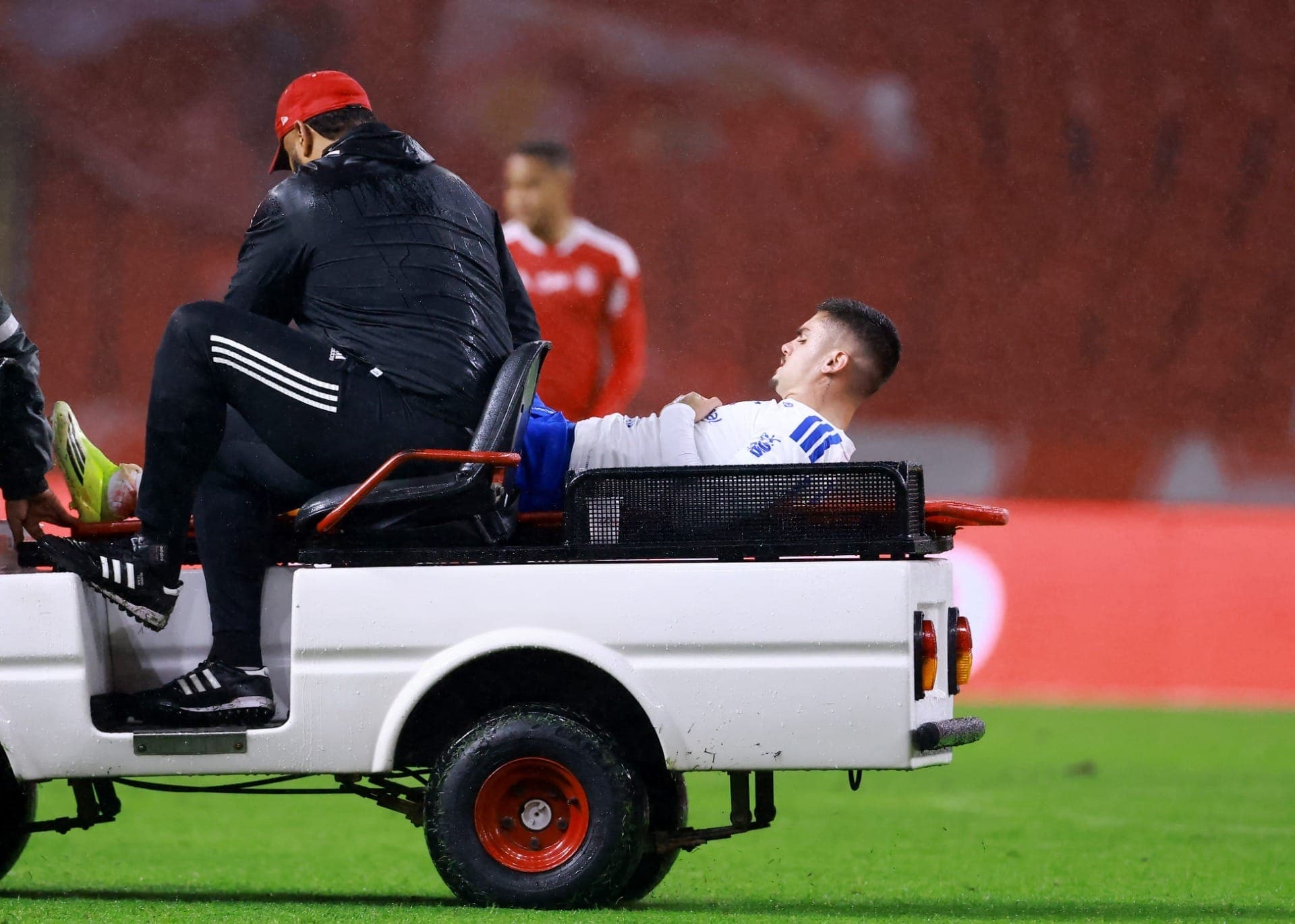 Gabriel Pec sai de maca após entrada de Victor Gabriel