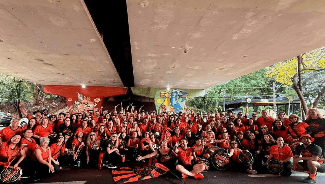 Mais de 200 ritmistas convidam o público para curtir o som da Bateria Campineira