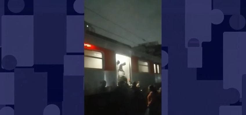 Passageiros desembarcam na linha após incêndio em trem e afeta circulação da CPTM