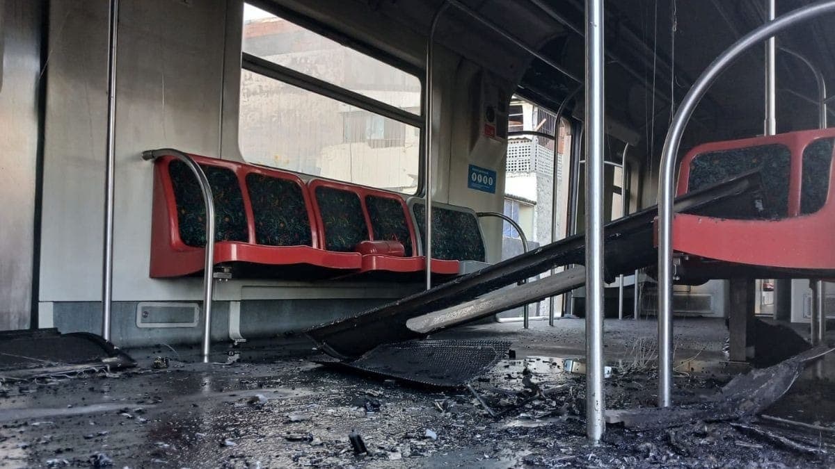 Trem carbonizado após incêndio em São Paulo