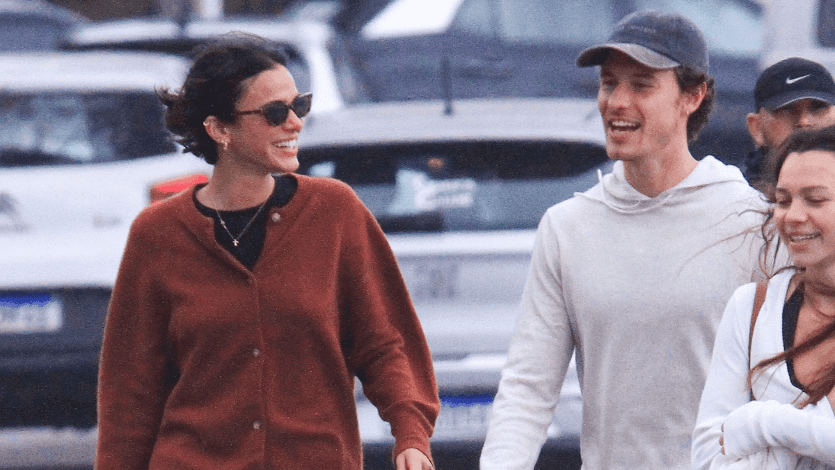 Bruna Marquezine e Shawn Mendes trocam beijos em passeio pela Zona Sul do Rio