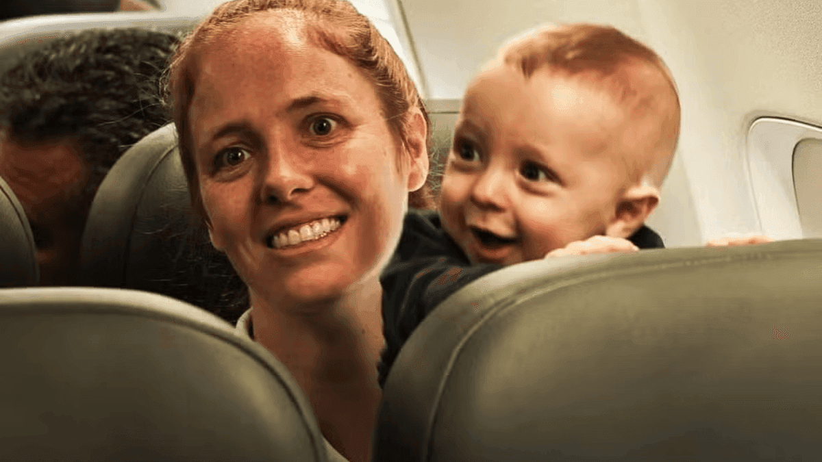 Ketlen no avião com o filho em viagem com delegação do Santos