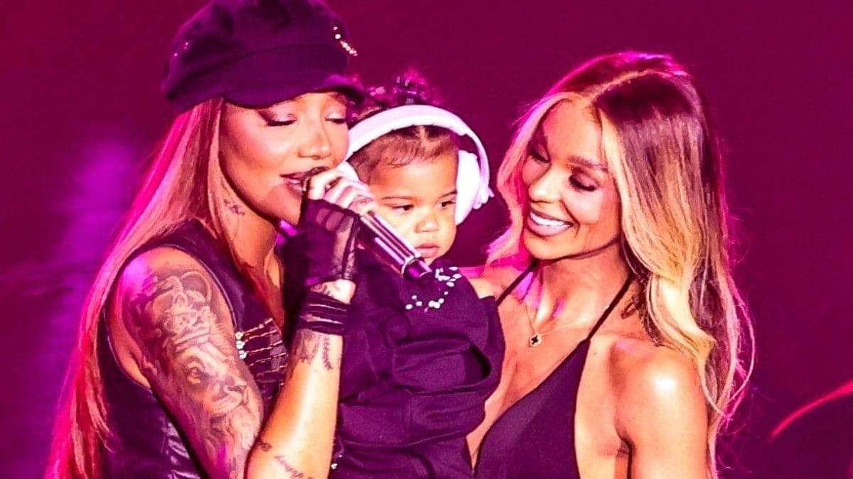 Ludmilla e Brunna Gonçalves posam com a filha, Zuri