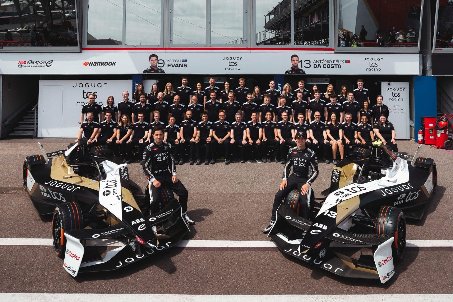 Mitch Evans e Antônio da Costa com a equipe da Jaguar Racing