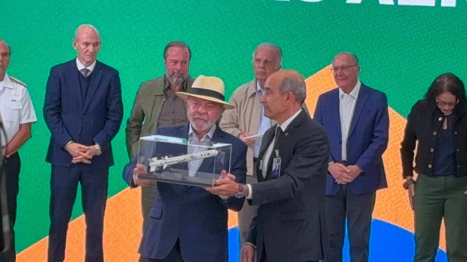 "Nós gostamos de paz", afirma presidente Lula em visita à Avibras