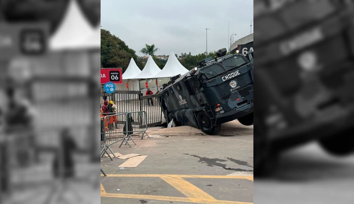 Veículo da Tropa de Choque preso em cratera.