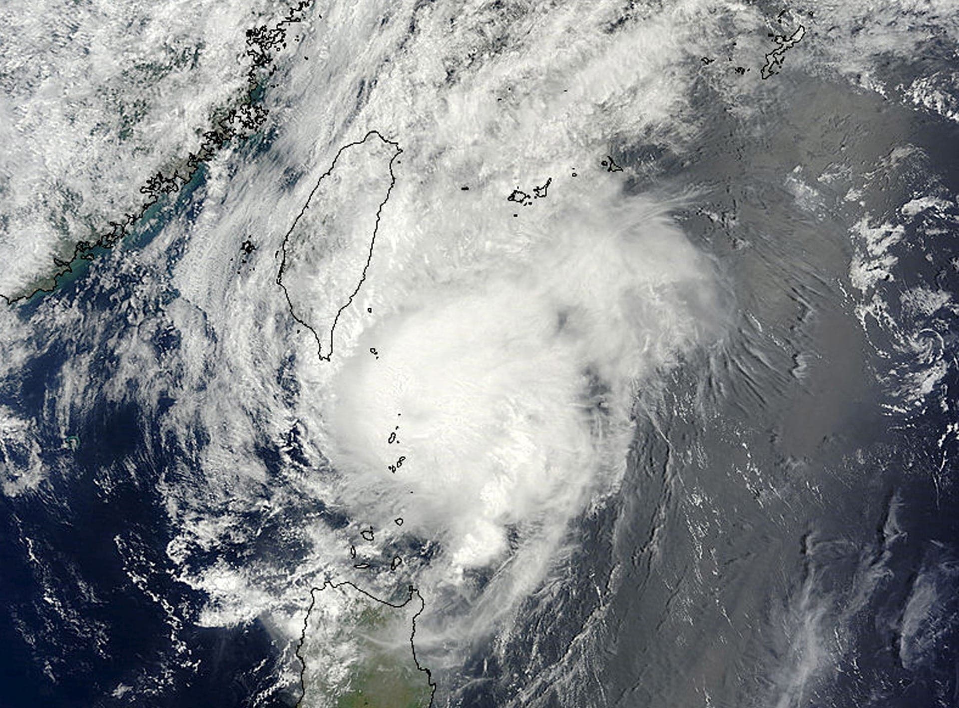 Imagem de satélite mostra o tufão Noul no Oceano Pacífico, aproximando-se de Taiwan e das principais ilhas do Japão